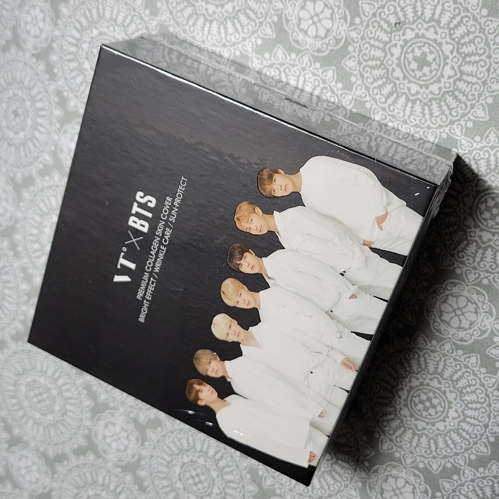 VT Cosmetics VT X BTS Collagen Pact, Black - Picture 2 of 12